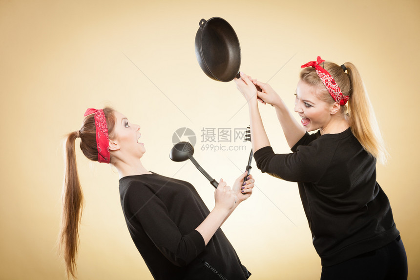 厨艺方面的分歧厨房配件设备在移动有争吵的女生表达恐惧和愤怒在厨房里的女孩争吵复古的女孩争吵图片