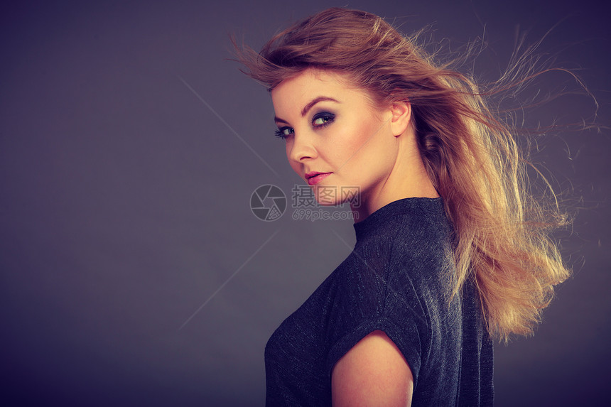 头发美容型概念年轻有魅力的金发女郎肖像她们穿着深色T恤长发风吹美丽图片