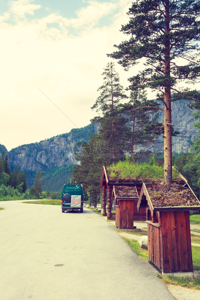 旅游度假和行在挪威山区露营地点休息的野营车在挪威山区的野营车图片