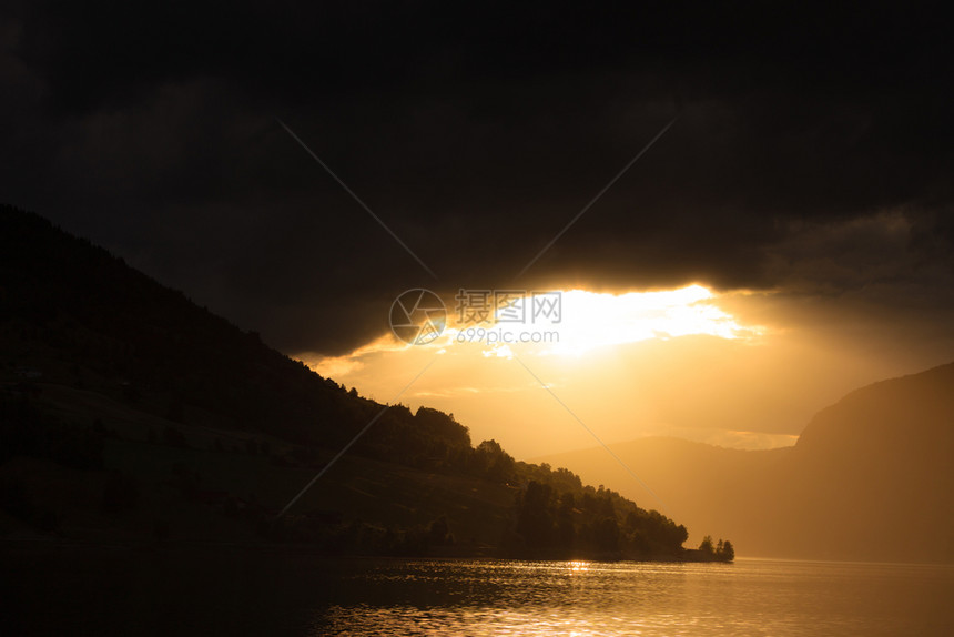 挪威斯堪的纳维亚欧洲SognogFjordane县的fjords山地上的红色日落美丽的自然图片