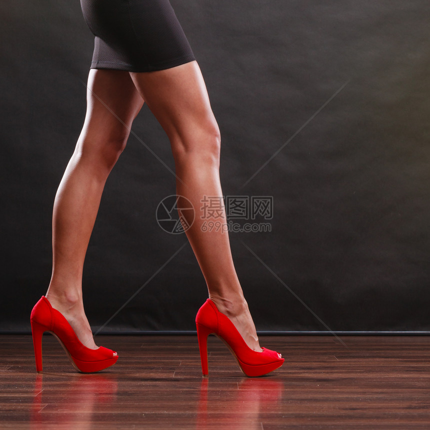 女时装紧贴红色高跟鞋穿感女腿的时装鞋图片