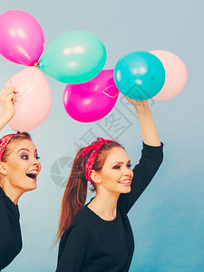 两个可爱的老化型妇女表现得像小孩成年人试图用气球飞走梦想成真像小女孩一样的妇想要用气球飞走图片