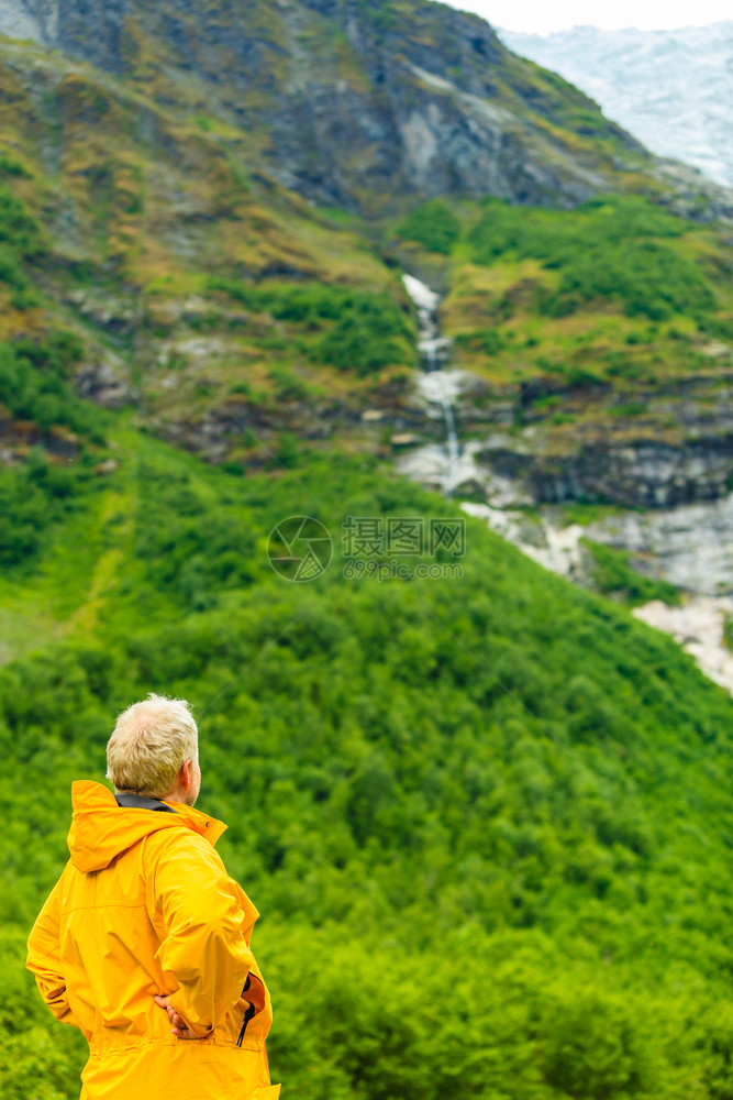 旅行概念游者在挪威看雪山的风景图片