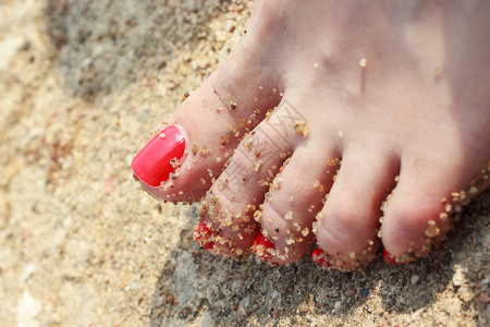 在沙滩上紧贴女人的脚图片