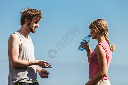 男女户外饮用水年轻夫妇休息健身锻炼康生活方式男女户外饮用水图片