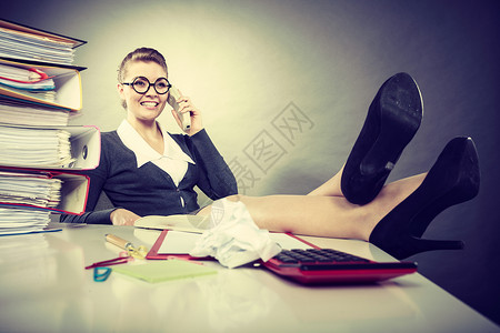 年轻优雅放松的女秘书打电话使用传统的可爱女商人秘书打电话背景图片