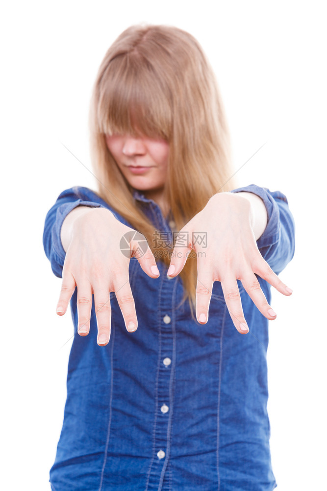美甲和卫生概念金发美女举手指孩用一只手染指甲油其他没有女人用指甲图片