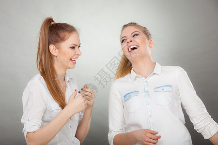 两个金发快乐的情谊女孩幸福的友情概念两个女人的好朋友快乐女孩图片