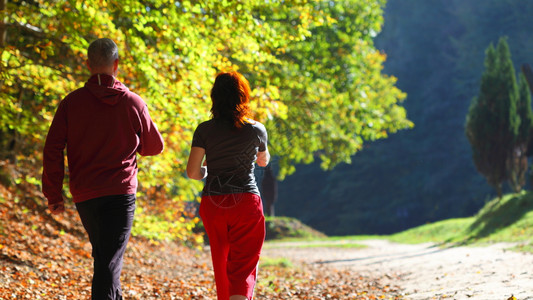 夫妇两人在山间跑步图片