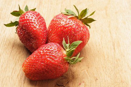 健康的营养饮食红鲜草莓水果放在木制桌上图片