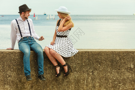 暑假的爱情关系和约会概念浪漫的玩乐情侣在海边调的复古风格图片