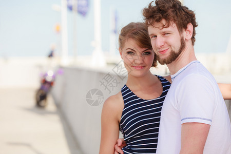 旅行游和人的概念在海港摩托车度假的年轻旅游夫妇背景图片