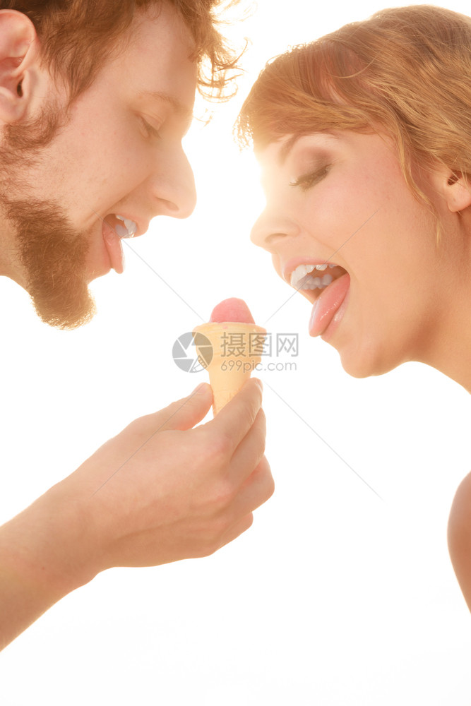 暑假和幸福概念年轻夫妇在阳光明日户外吃冰淇淋图片