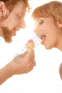 暑假和幸福概念年轻夫妇在阳光明日户外吃冰淇淋图片
