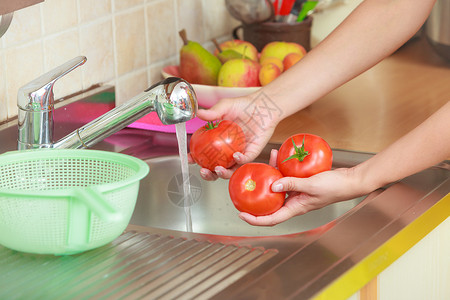 在水流下厨房洗手新鲜蔬菜番茄准备沙拉素食高清图片