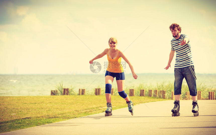 在户外玩轮滑鞋的年轻情侣图片