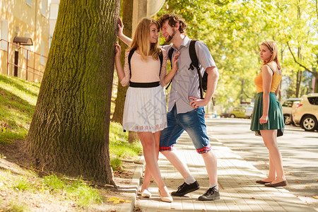 嫉妒的女孩在户外调情快乐的年轻女人和男约会夏天的浪漫情事背景图片