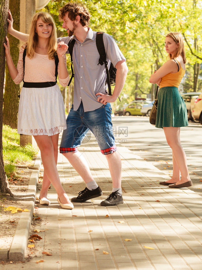 嫉妒的女孩在户外调情快乐的年轻女人和男约会夏天的浪漫情事图片