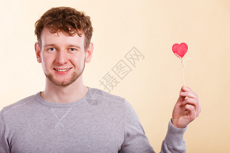 男人握着心年轻的男怀着浪漫的象征图片