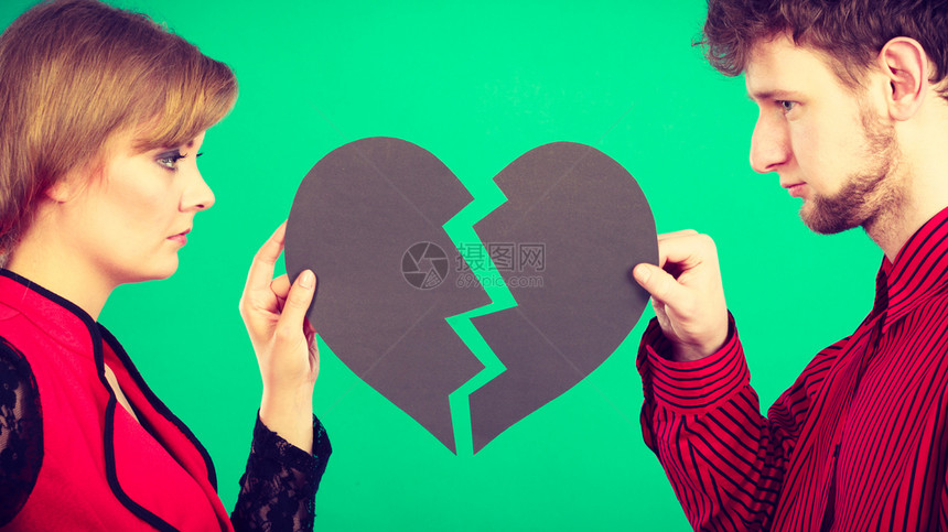 分手和恋爱者之间的消极情绪心碎了两半的年轻夫妻情侣分手心碎了图片