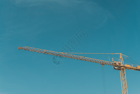 建筑工地起重机在夜色蓝天背景上起重机工业物体概念Crane对蓝天图片