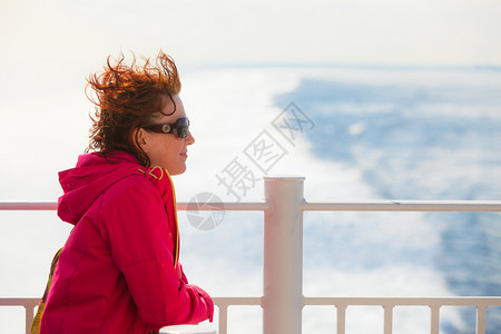 旅行假日和游轮上女客享有开放海洋景背和图片