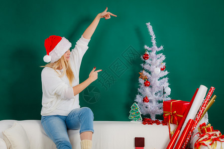 在圣诞树上装饰的女郎在树上装饰的女郎图片