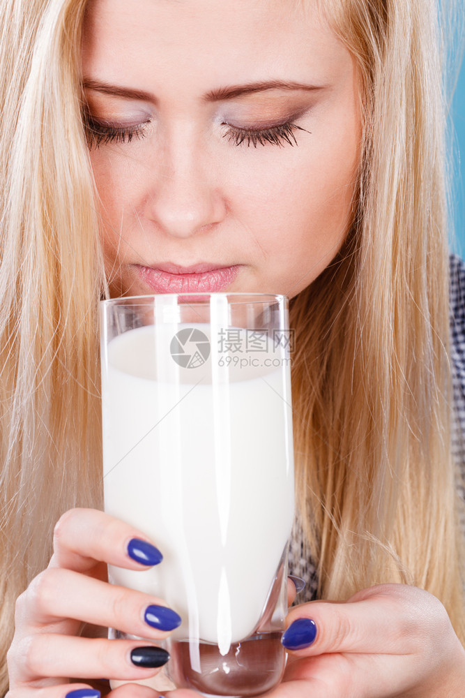 健康的饮料良好营养完美早餐概念妇女喝玻璃牛奶图片