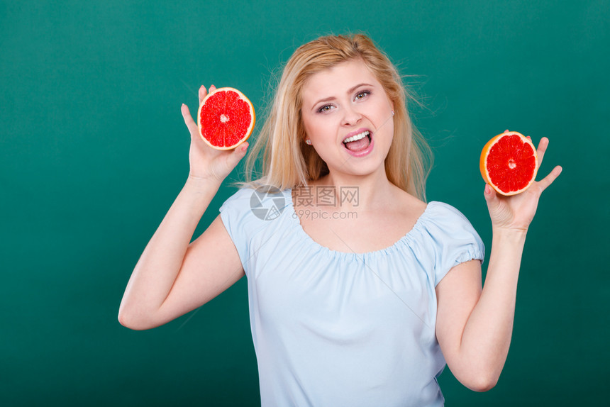 健康饮食充满维他命的新鲜食物快乐的女士拿着甜美柑橘水果红葡萄汁快乐的微笑女士拿着红葡萄汁图片