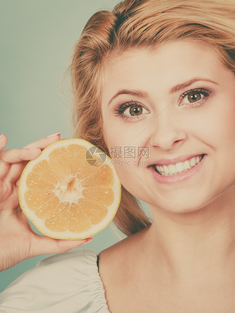 健康饮食新鲜品充满维他命持有甜的柑橘水果绿色葡萄的女子图片