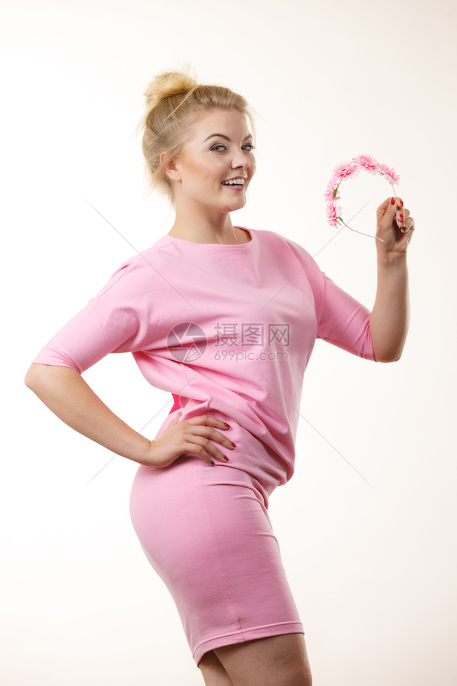 穿着粉红裙子金发头戴着花圈的女士快乐开心有花圈图片