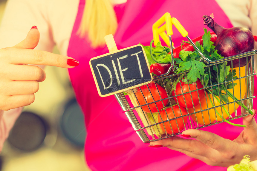 购物篮上有节食标志和许多五颜六色的蔬菜健康的饮食生活方式素食带减肥蔬菜的购物袋图片