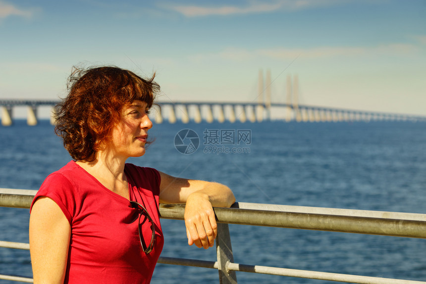 Oresundsbron旅游女客和丹麦与瑞典欧洲波罗的海陆界和旅行丹麦与瑞典之间的旅游和Oresund桥图片