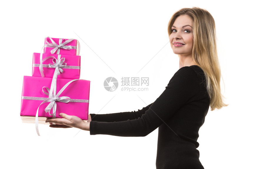 欢乐的金发女孩拿着一堆粉红礼物盒侧观图片
