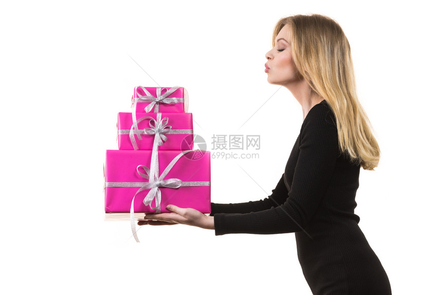 可爱的金发女孩拿着一堆粉红礼物盒送吻在白色上图片