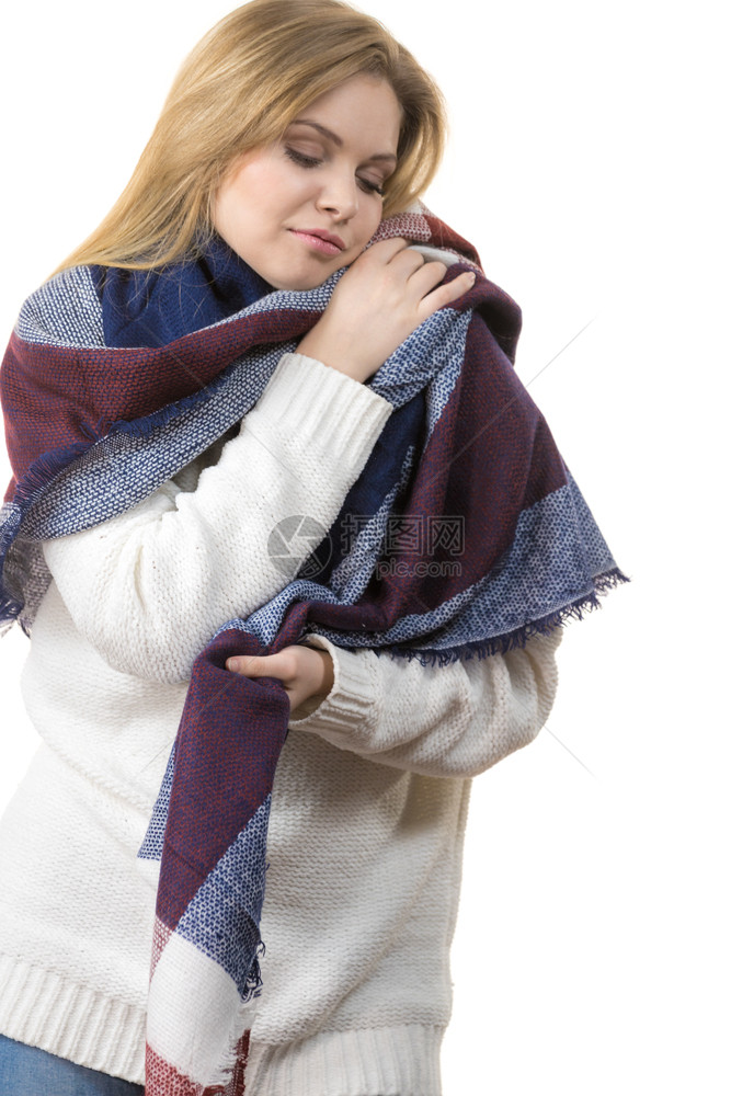 穿着柔软多彩温暖的秋天围巾妇女感到自在图片