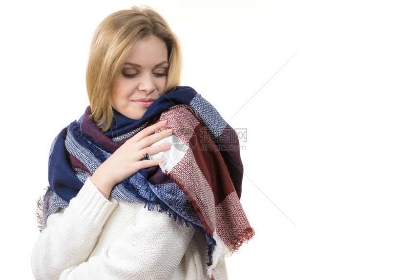 穿着柔软多彩温暖的秋天围巾妇女感到自在图片