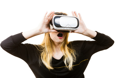 身戴虚拟现实眼镜头盔胸围盒连接技术新一代和进步概念的妇女图片