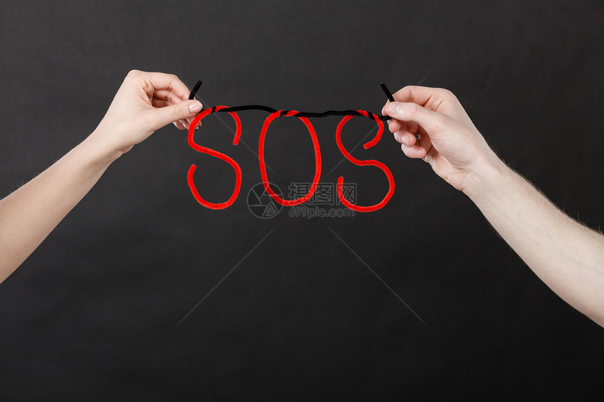 两只手拿着红色SOS信号图片