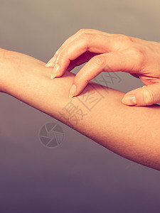 皮肤病过敏和健康问题年轻女用过敏皮疹抓痒的手臂女用过敏皮疹抓痒的手臂图片