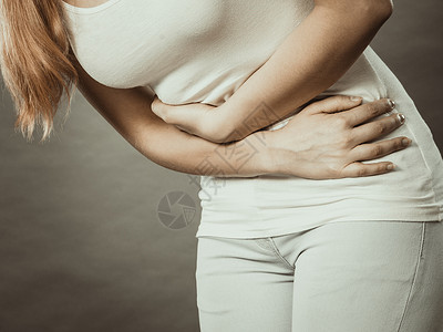 保健概念Bellyache消化不良或月经年轻女患灰色腹痛的胃女腹图片