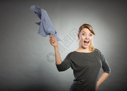 金发女佣享受她的工作年轻女孩在肮脏的清洁布旁跳舞金发女佣享受她的工作背景图片