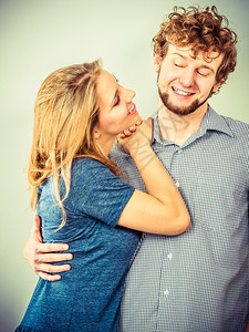浪漫的年轻情侣工作室的男女朋友欢笑工作室的男女快乐图片