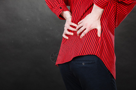 健康问题关节紧张的概念特写镜头中的红衫男子背痛穿红衫的人背痛图片