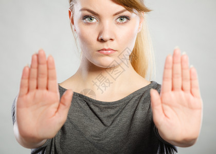 严酷的女显示停止手势的信号愤怒满的消极情绪女手掌停止图片