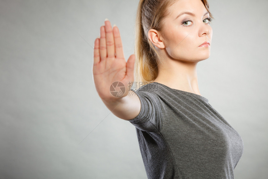 沟通的负面心理防御概念攻击女人的停止手势金发高的美女显示握手标志图片
