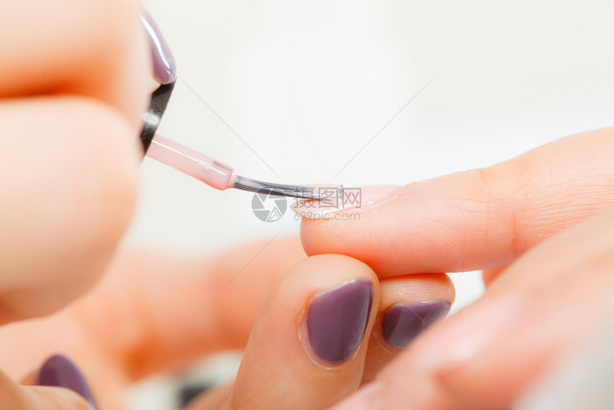 美容师画女客户指甲的特写在美容院做美甲的女人在美容院修指甲的女人图片