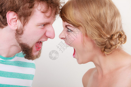 夫妻关系困难愤怒的女人和男互相吼叫面对背景图片