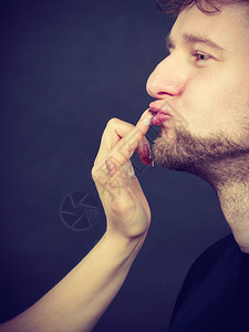 男人脸上有奶油男人身上有皮肤的奶油图片