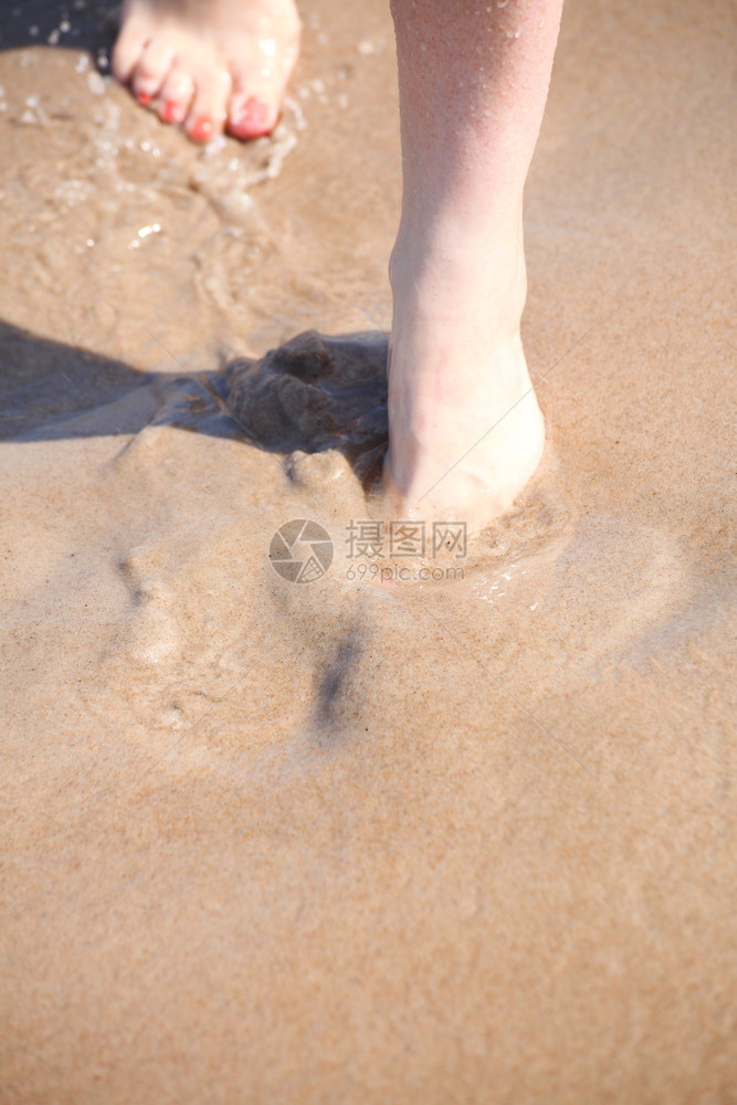 水中漂亮的腿脚指甲红色沙滩图片